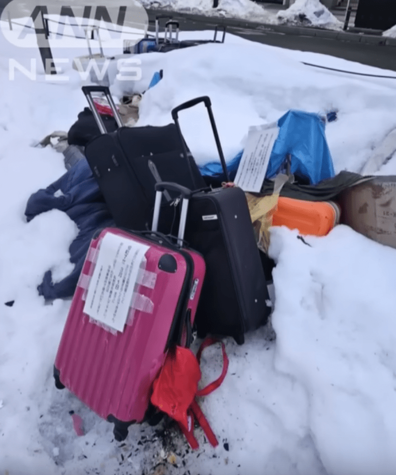 近日有日本網民上傳多張札幌公園堆滿棄置行李箱的照片，引發民眾熱議。