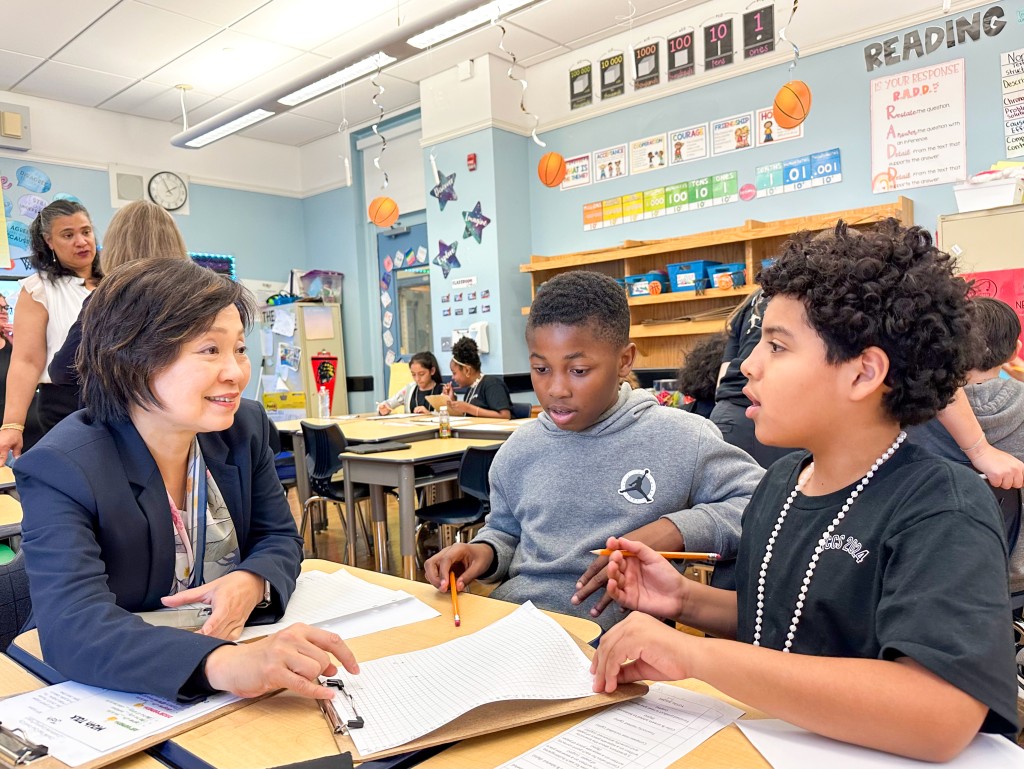 蔡若莲到访纽约学校Teachers College Community School，了解学校以儿童为中心的学习环境。政府新闻处图片