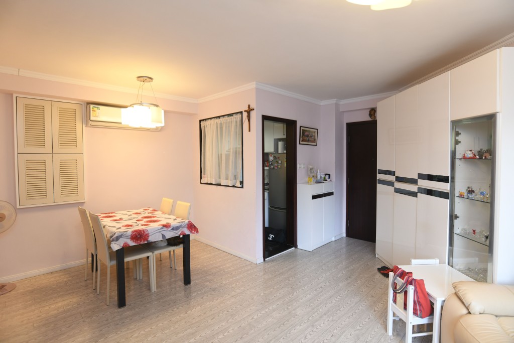 飯廳置有餐桌椅後，周邊位置仍鬆動。