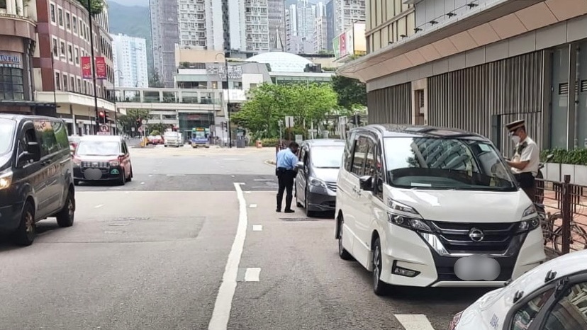 警方於行動中拖移6輛造成嚴重阻塞的車輛。警方圖片
