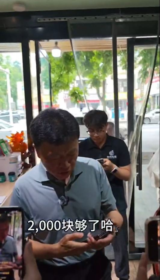 高洪波帶頭消費請食飯。抖音