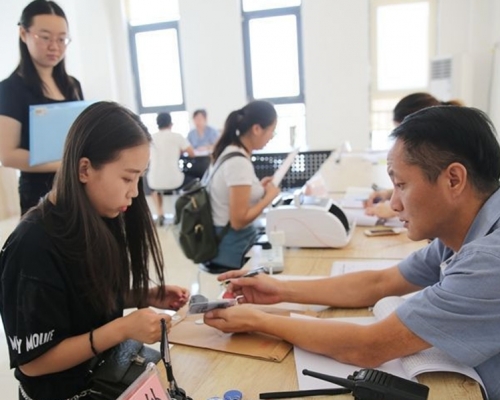 申請者只要提供畢業證和身份證就辦理手續。