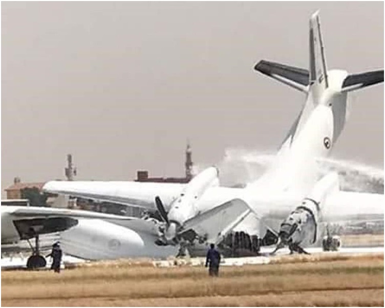 兩架軍用運輸機嚴重損毀機身雙雙折斷。網圖