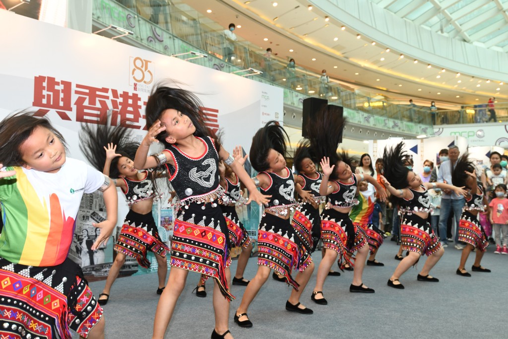 雲南「飛越彩虹」佤族童聲合唱團為現場觀眾表演佤族傳統舞蹈《甩髮 舞》等。