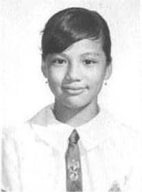 翁美玲1970年在玫瑰崗學校小學部畢業，並於中學部就讀至中四。