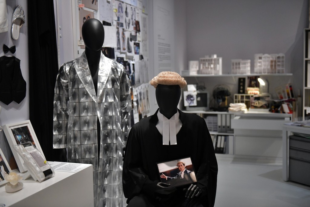 《無中生有——香港電影美術及服裝造型展》，展出黃子華於電影《毒舌大狀》（右一）中的服飾。