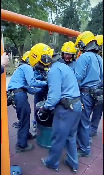 消防员细心拯救。fb「上水人大联盟」截图