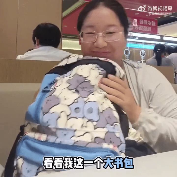 白嫖女食客拿出大背包說裡面都是食材。 白嫖女食客拿出大背包說裡面都是食材。