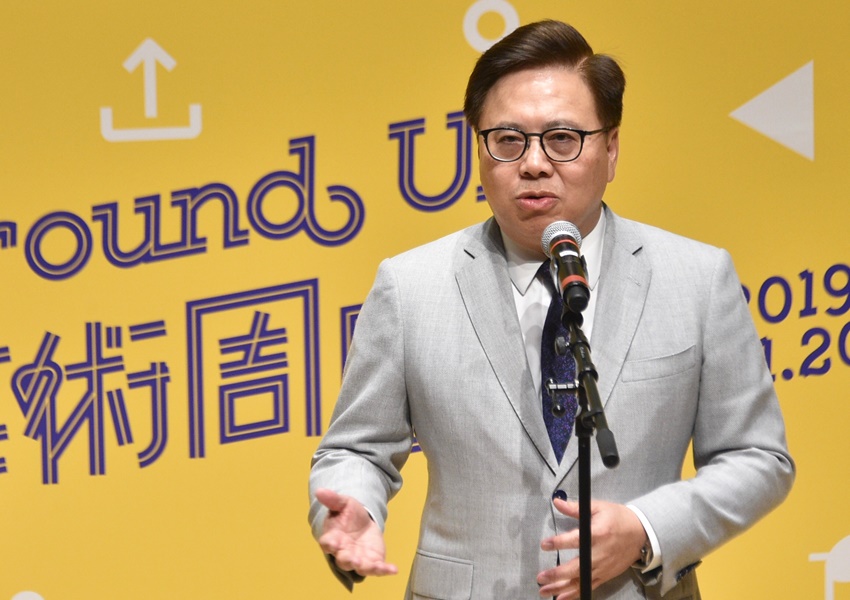 香港电影发展局主席王英伟恭贺电影发展基金资助的电影作品《流水落花》及《正义回廊》。资料图片