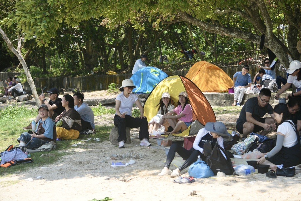 有遊客在沙灘休息野餐。陳浩元攝 有遊客在沙灘休息野餐。陳浩元攝