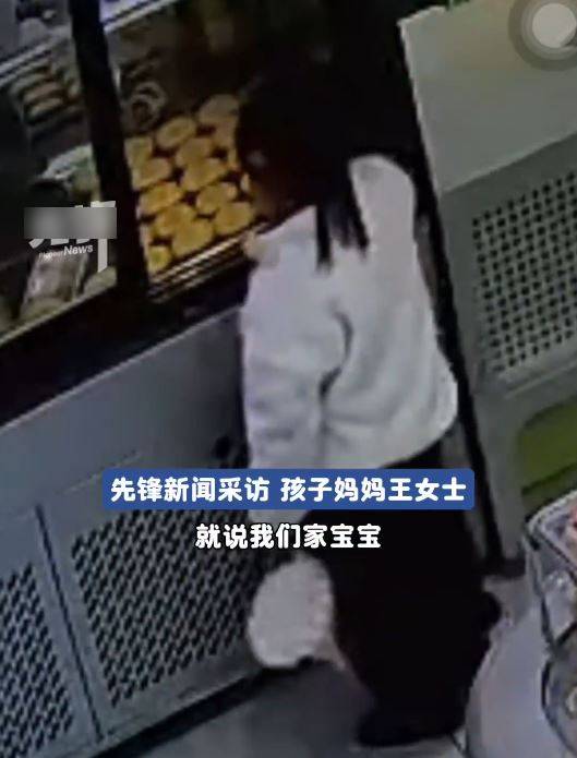 萌娃對餅店的蛋糕產生好奇，用手指戳毀十多個蛋糕。先鋒新聞