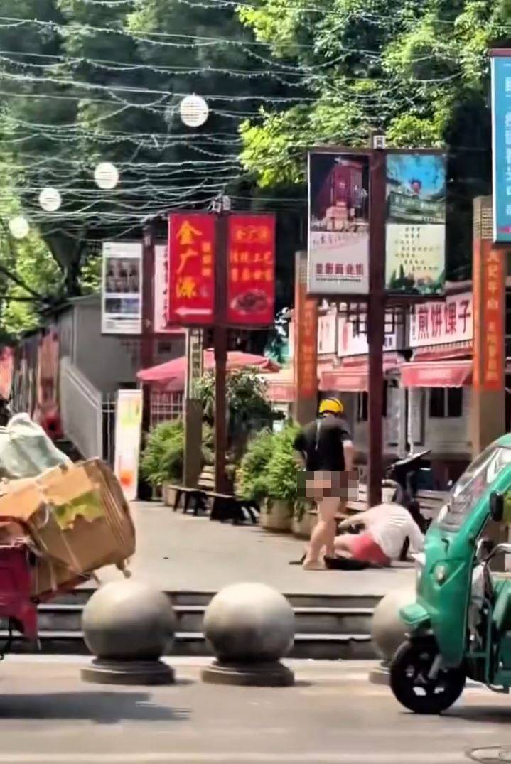 湖南有男騎手與大媽對戰，結果男的被脫光下身。