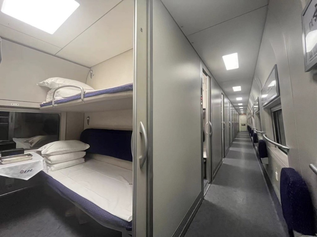 高鐵臥鋪列車除包間內有上下層床鋪，走道上亦有摺椅讓乘客坐坐。「運輸及物流局」fb圖片
