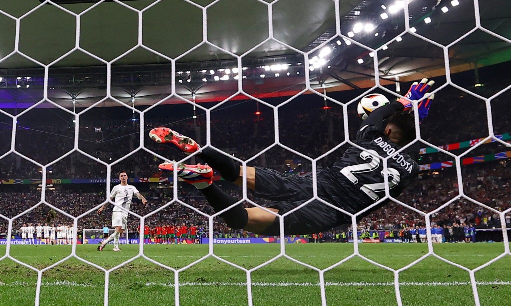 迪奧高哥斯達連救3個12碼創歐國盃歷史。REUTERS