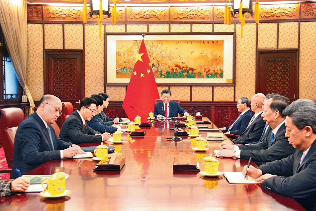 李家超今次上京述職出現破天荒安排,獲國家主席習近平與國務院總理李強一同接見。