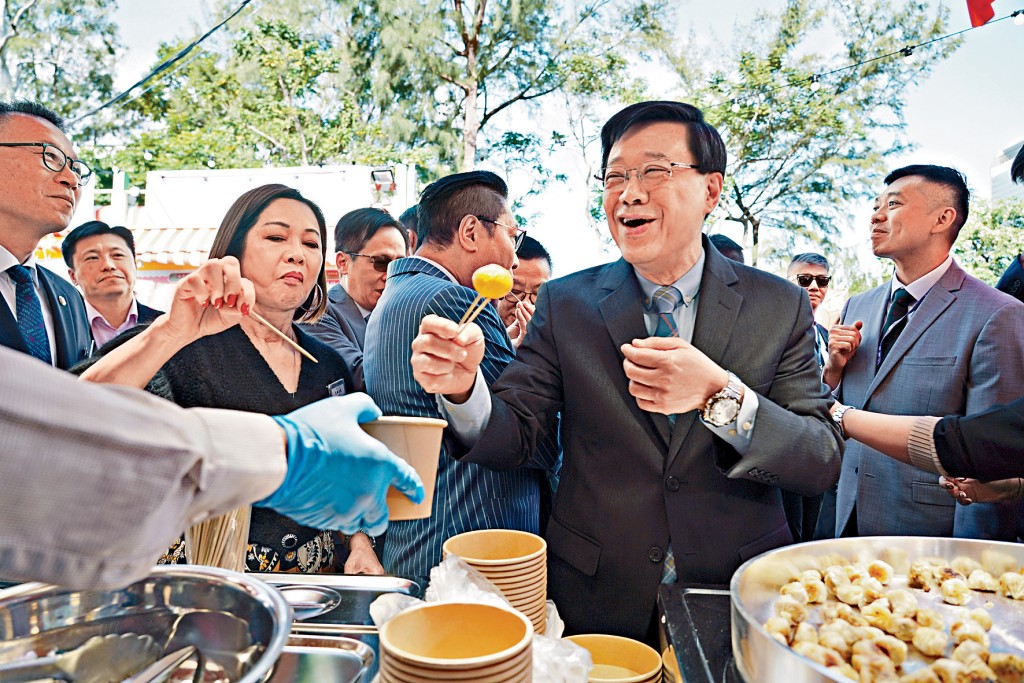 行政長官李家超在復常後的工展會購物，並親自品嘗地道美食。