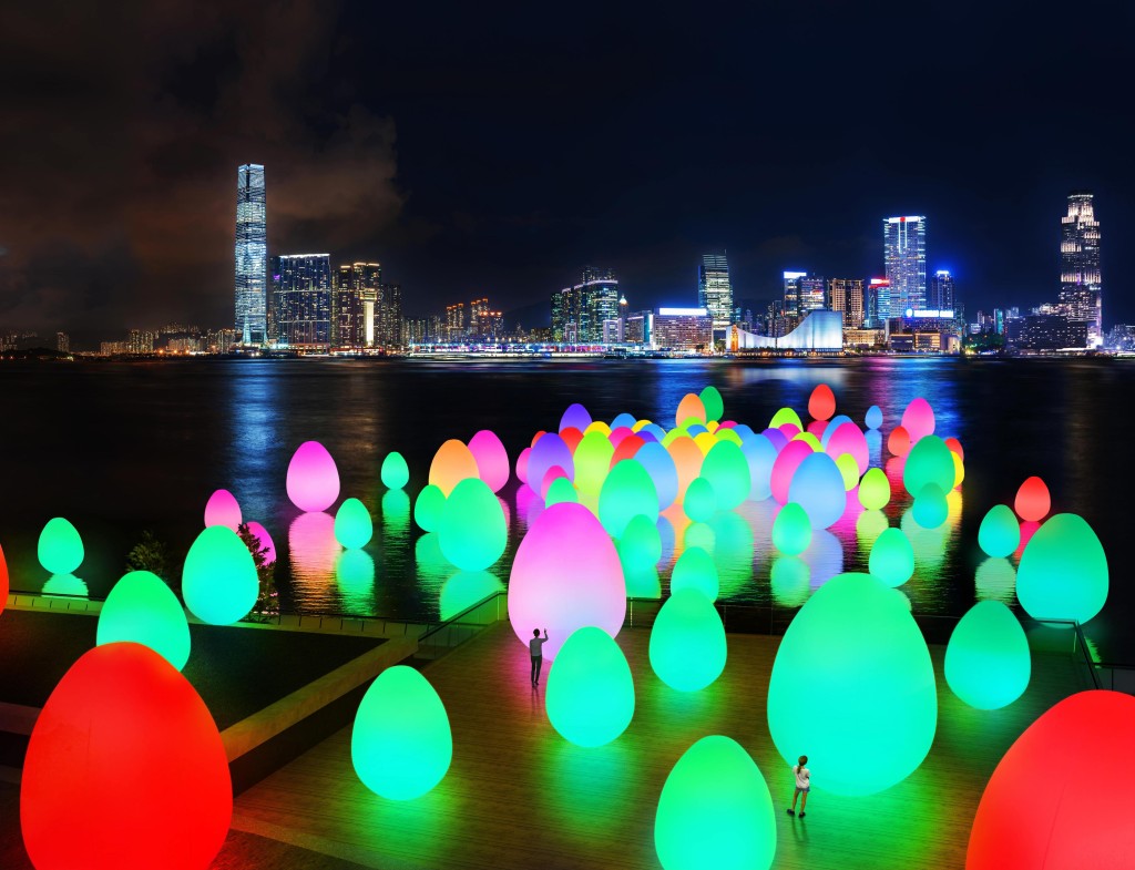 3月25日起，「teamLab：光漣」展覽在添馬公園及中西區海濱長廊（中環段）舉行，展示逾200個「發光蛋」裝置及投影樹群。康文署提供