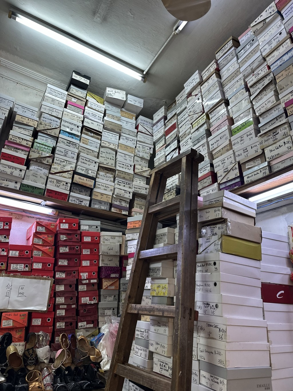 事主在漫步途中经过一间老鞋店，接待的老伯伯态度和蔼可亲，令她体验极佳。（miiiiraka00_＠Threads图片）