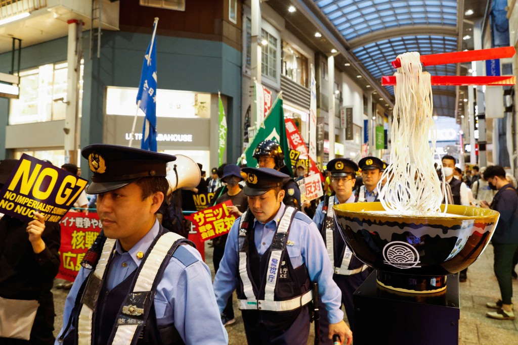 广岛警方加强巡逻。路透社