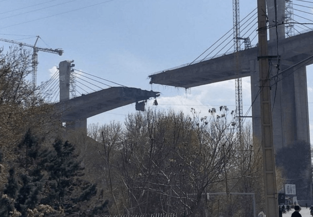 伊朗境內被譽為「中東最高橋樑」的標誌性工程——卡拉季市（Karaj）貝伊克公路橋（B1大橋），於當地時間周四（2日）遭美國與以色列聯合襲擊嚴重受損。X@FapeFop90614