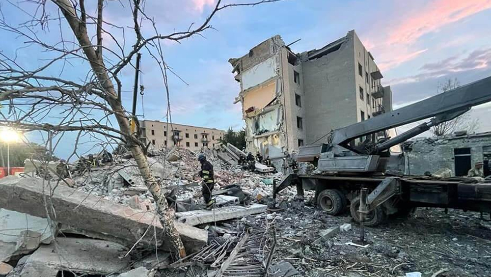 烏克蘭東部小鎮查西夫雅爾一處住宅區遭到俄軍火箭攻擊,至少15人死亡。網圖