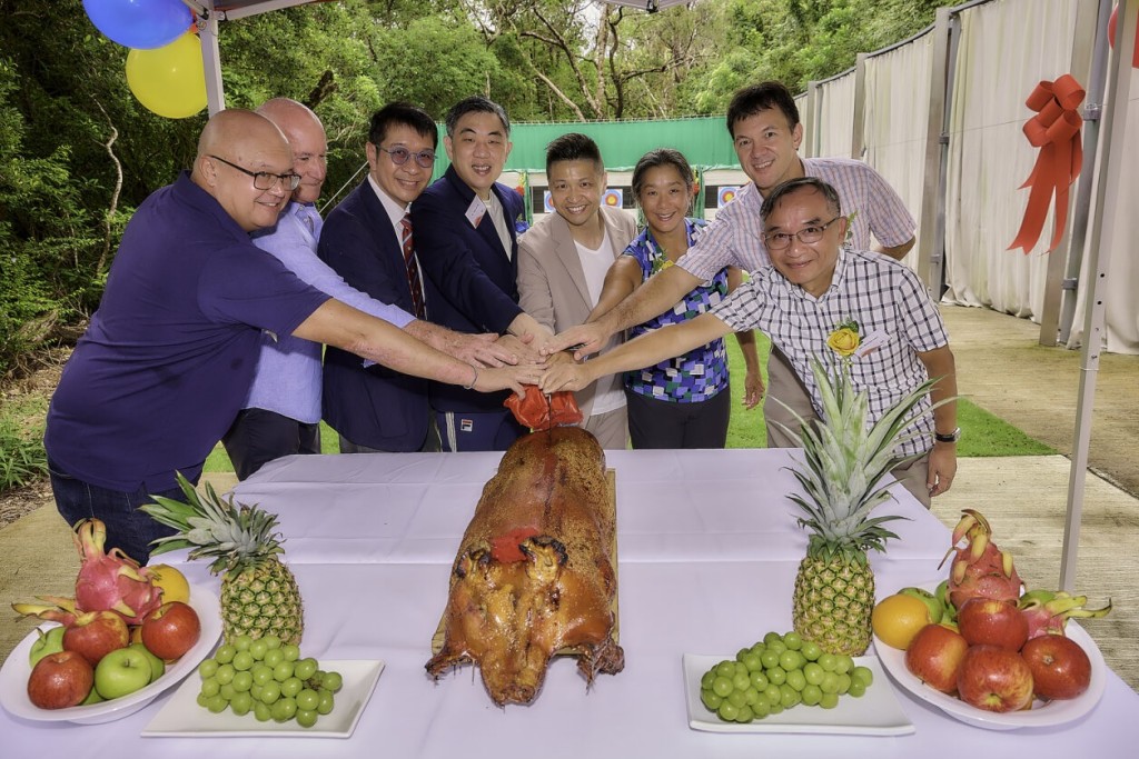 主禮嘉賓主持切燒豬儀式。