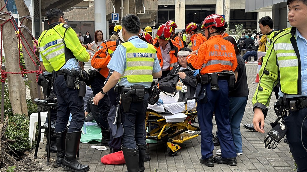 多名傷者在場等待送院。梁國峰攝 多名傷者在場等待送院。梁國峰攝