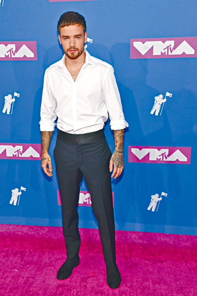 Liam和娜奥美被发现过去一个月不时在网上调情。