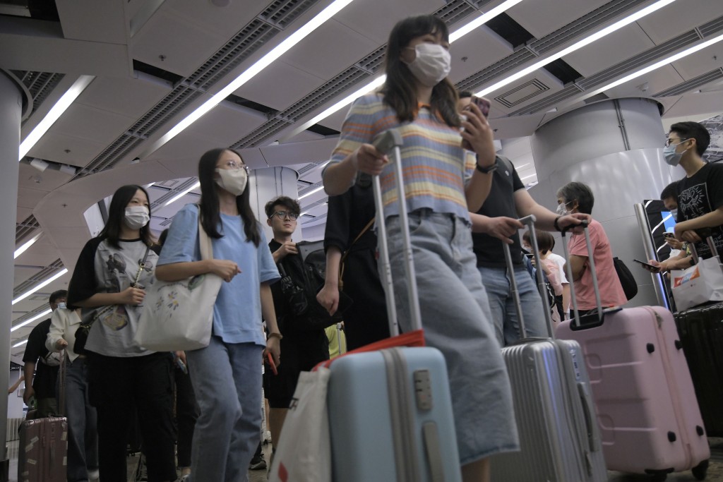 高铁西九龙站占入境人次超过9,000。梁誉东摄