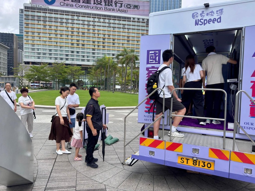 在星光大道,宣傳車吸引大批市民及遊客駐足參與。 在星光大道,宣傳車吸引大批市民及遊客駐足參與。