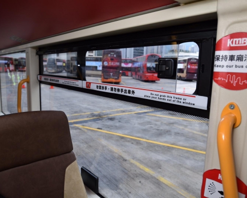 增設的橫趟式車窗。