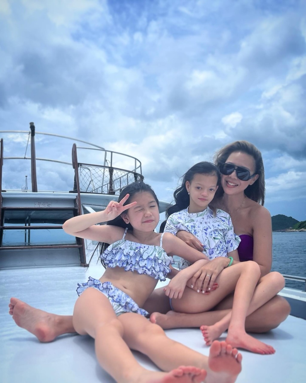 锺丽淇昨日（2日）在IG贴出三母女的水著。