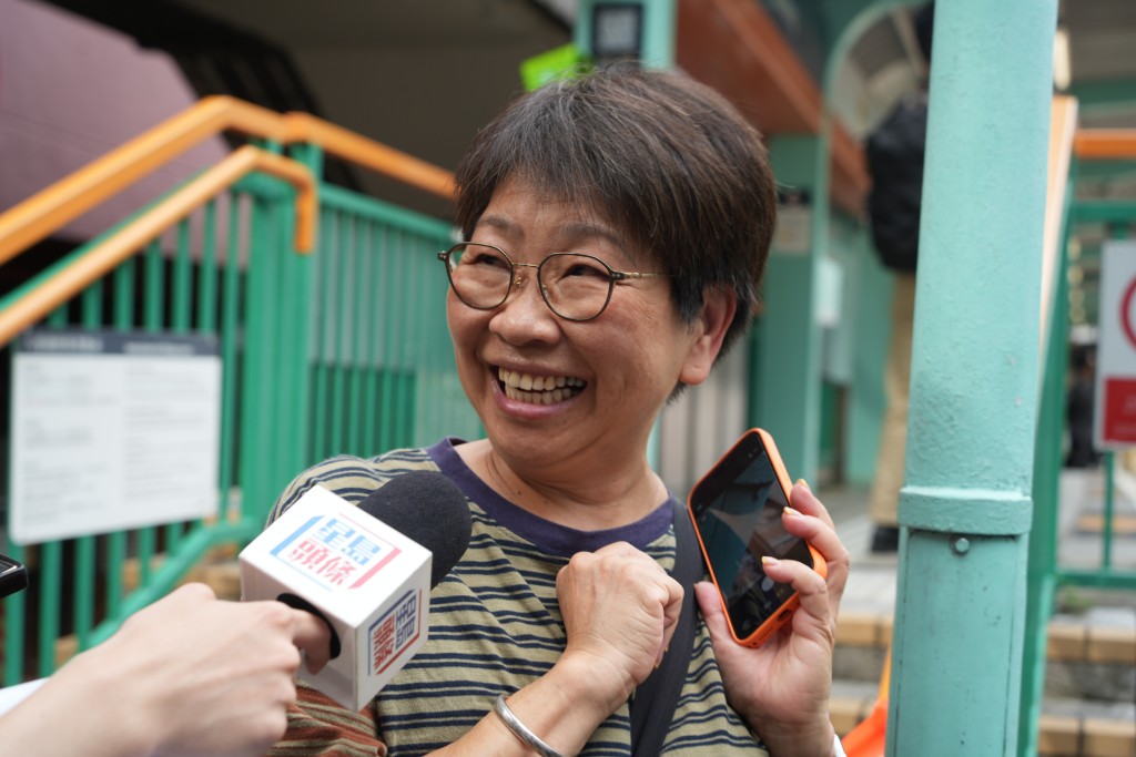 街坊李太與女兒同為CHIIKAWA粉絲,途經時見到主題列車駐足拍照留念。 街坊李太與女兒同為CHIIKAWA粉絲,途經時見到主題列車駐足拍照留念。