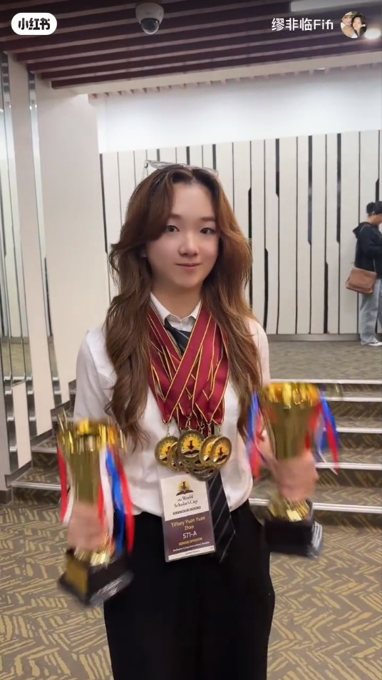 Tiffany在全球五万位精英学生参赛的世界学者杯（WSC）中，获得7金2银的好成绩。