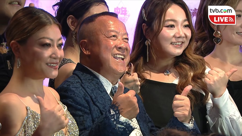 李佳與黃博旁實曾志偉。 李佳與黃博旁實曾志偉。