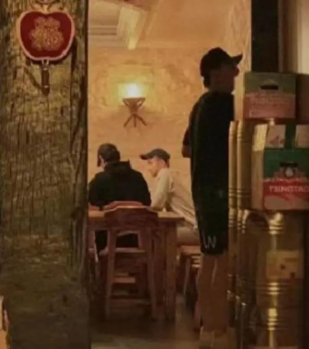 有网民在巴黎偶遇白敬亭和宋轶在餐馆食饭，照片右边是助理。