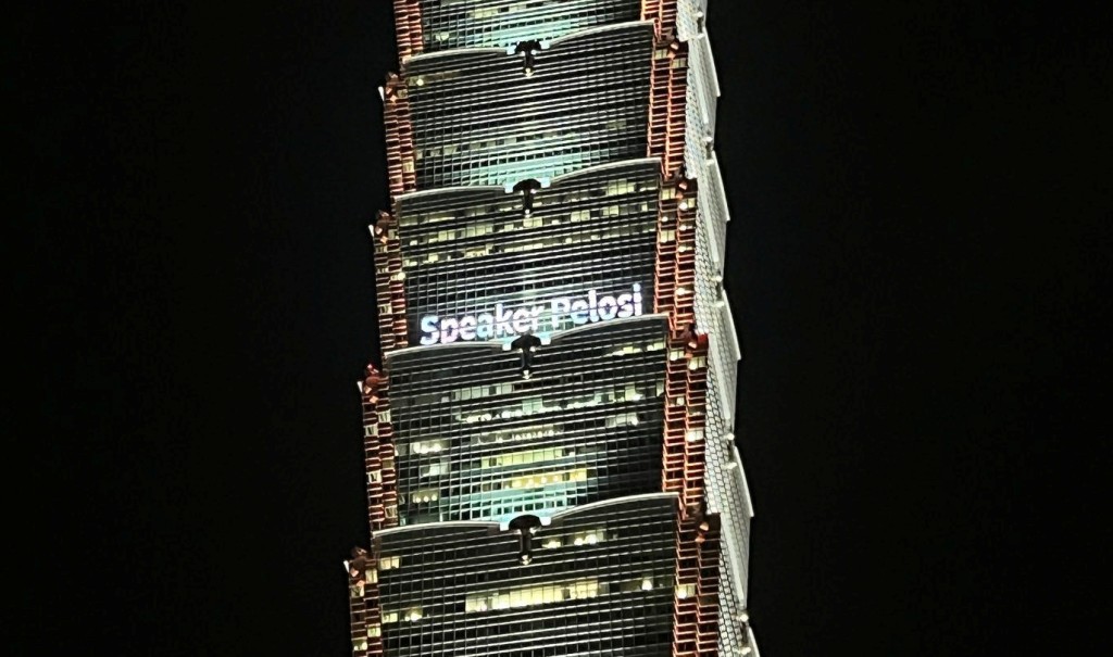 台北101大楼点灯展8组欢迎字句。