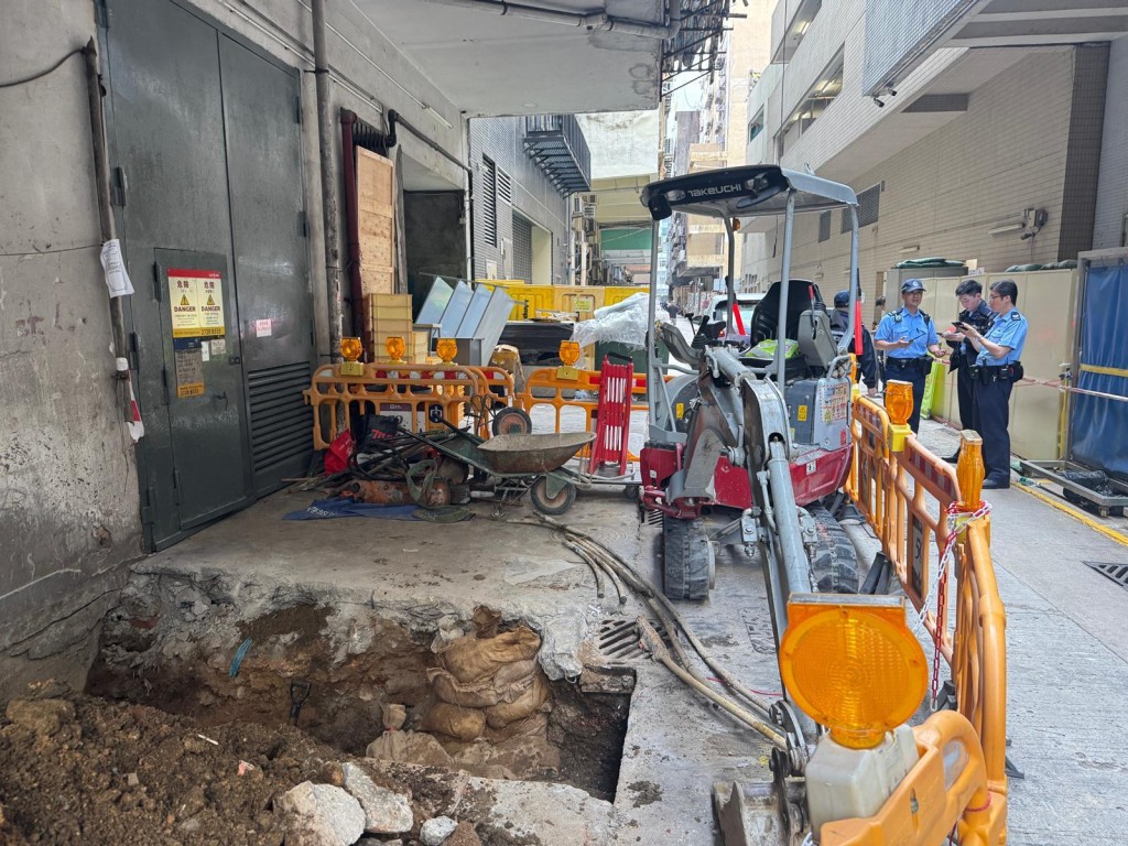 一名男工人疑鑽地時不慎鑽穿電纜,導致雙手及面三級燒傷。 一名男工人疑鑽地時不慎鑽穿電纜,導致雙手及面三級燒傷。