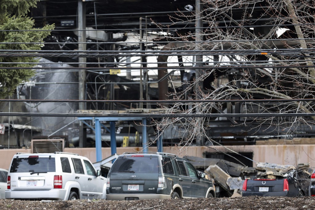 俄亥俄州一家金屬製造廠周一發生爆炸，碎片散落四周。 美聯社