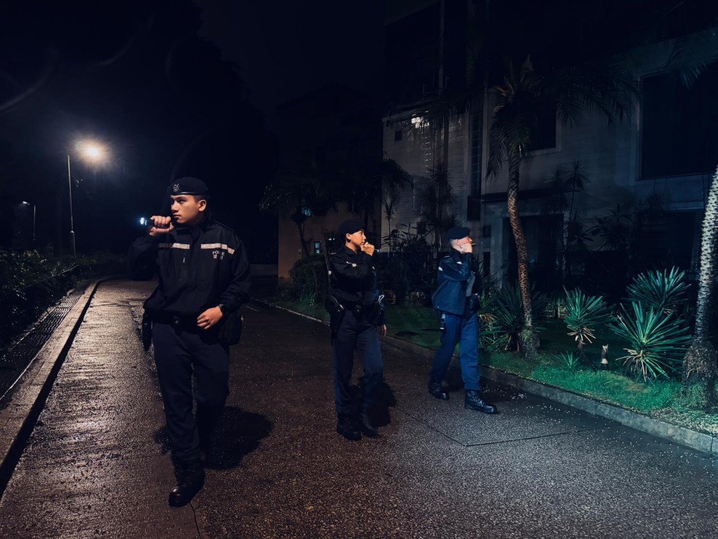 警方針對屋苑的山坡、密林及水路等高風險地點進行高調巡邏及搜查。 警方針對屋苑的山坡、密林及水路等高風險地點進行高調巡邏及搜查。