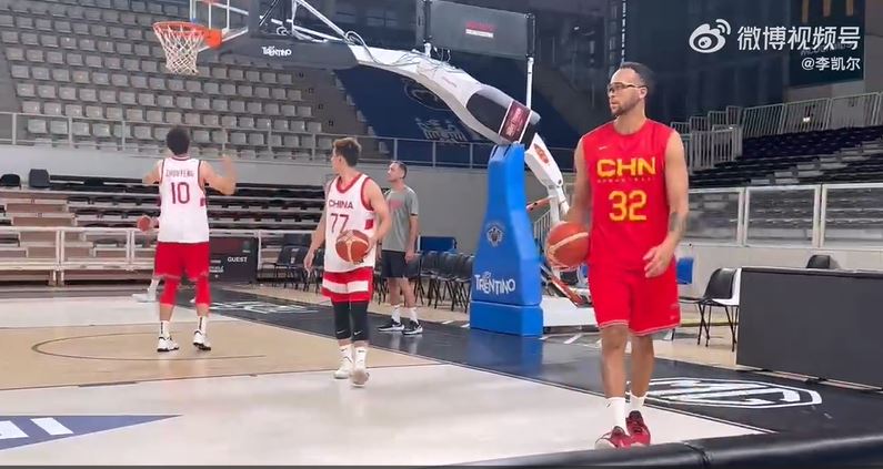 李凱爾公開和中國男籃合訓的視頻。