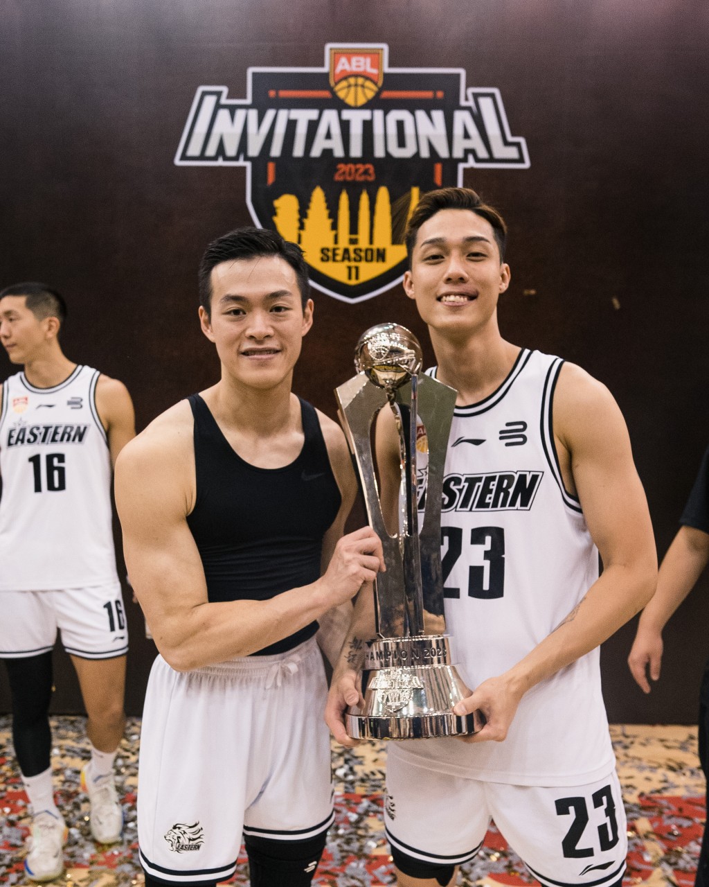陈兆荣(左)取得11分。 东方篮球队图片