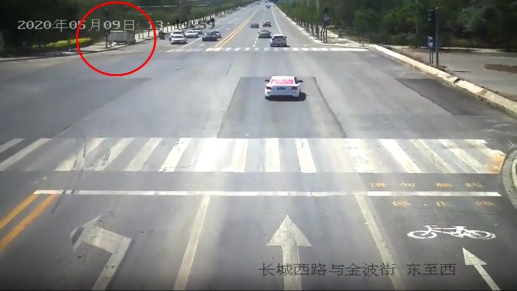 貨車墜落至行人路。 影片截圖