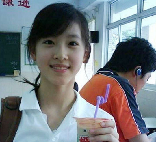 章澤天高中時的奶茶照令她紅遍網絡。微博