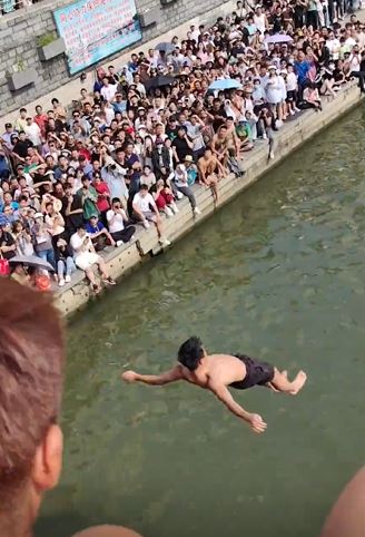 奧運冠軍何沖都到來現場跳水。