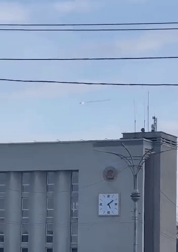 網片顯示，俄羅斯米格-31戰機空中起火後，開始由高空轉為低空飛行。