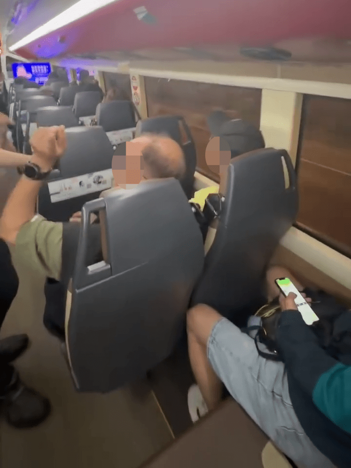 兩名阿叔附近座位未見有人,相信是有乘客自行調位,避之則吉。 兩名阿叔附近座位未見有人,相信是有乘客自行調位,避之則吉。