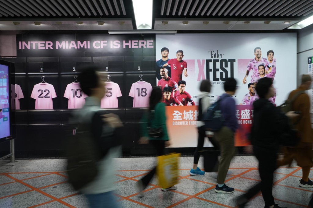 港鐵銅鑼灣有國際邁亞密巨型廣告牌。