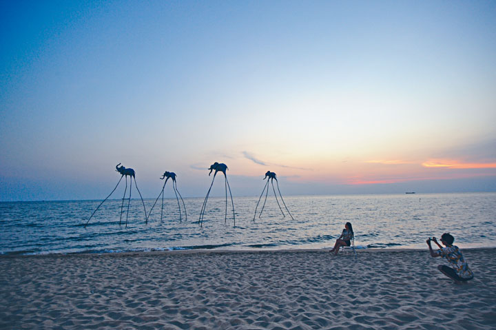 沙灘上有多件藝術品，屬於酒店Beach Club的裝飾，是極具人氣的打卡好去處。