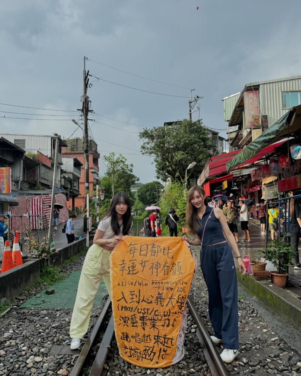 钟柔美日前分享与女友人放天灯祈愿的片段，上面写着：“每日都比（畀）幸福女神春（眷）顾，入到心义（仪）大学（HKU/UST/City U 5**），演艺事业，跳唱越越来越劲！步步高升（升）”。